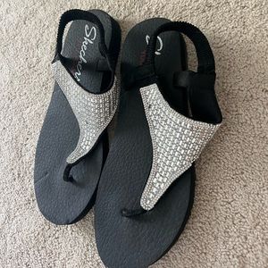 Sketchers Yoga Foam sandals